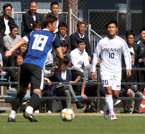 練習試合を視察する森保一日本代表監督（中央）。左はU－20日本代表MF伊藤、右は全日本大学選抜FW旗手