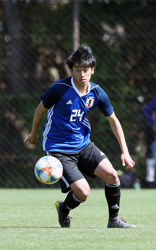 U－20日本代表対全日本大学選抜　ボールキープするU－20日本代表FW西川