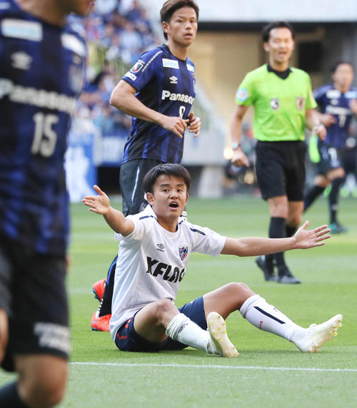 G大阪対東京　後半、チャージを受け両手を広げる東京MF久保（撮影・加藤哉）