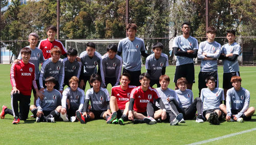 集合写真に納まるU－20日本代表候補選手たち（2019年4月15日撮影）