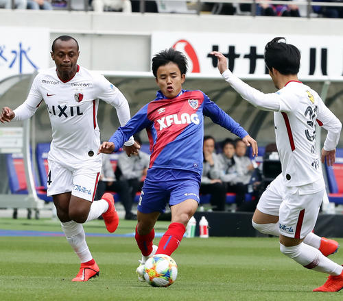 鹿島戦でドリブル突破を図る東京MF久保建英（中央）（2019年4月14日撮影）