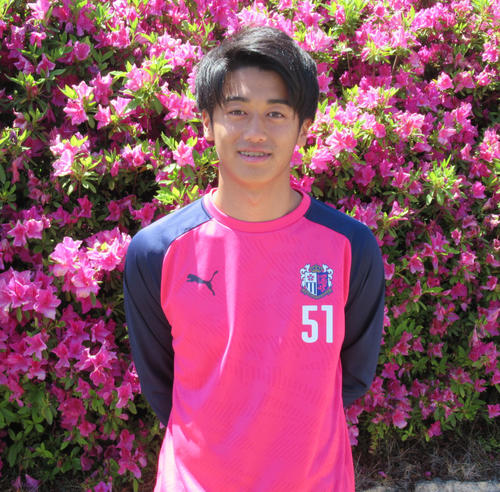 満開のつつじの前で意気込みを語るU－20W杯日本代表に選出されたMF西川（撮影・実藤健一）