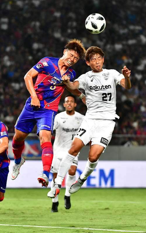 コーナーキックを競り合う東京DF太田（左）と神戸MF郷家（2018年8月5日撮影）