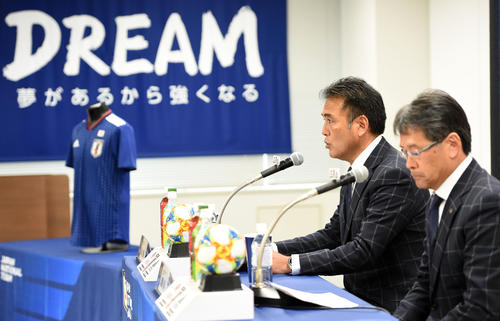 U－20W杯日本代表発表会見に臨んだ影山監督（奥）と関塚技術委員長（撮影・たえ見朱実）