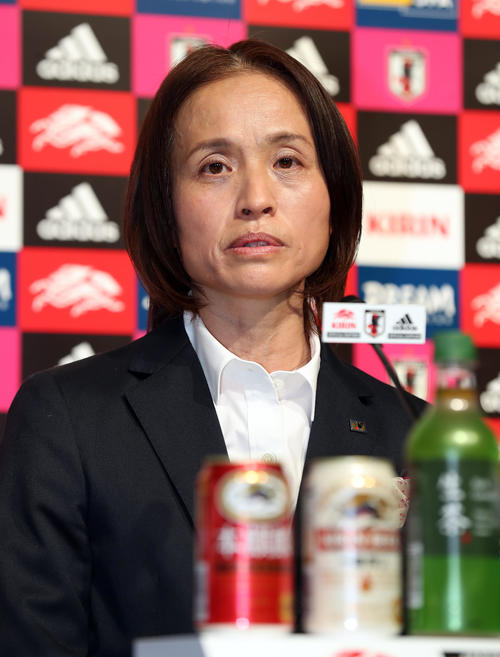 女子W杯フランス大会に向けた代表メンバーを発表するなでしこジャパンの高倉監督（撮影・大野祥一）
