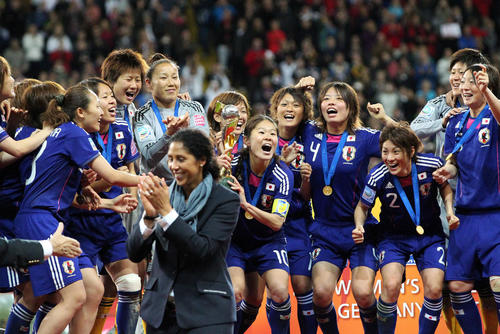 11年7月、女子W杯で優勝し喜ぶ沢（中央）ら日本代表イレブン
