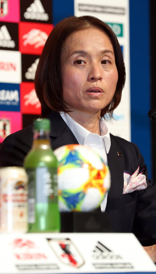 女子W杯フランス大会に向けた選手を発表した高倉監督（撮影・大野祥一）