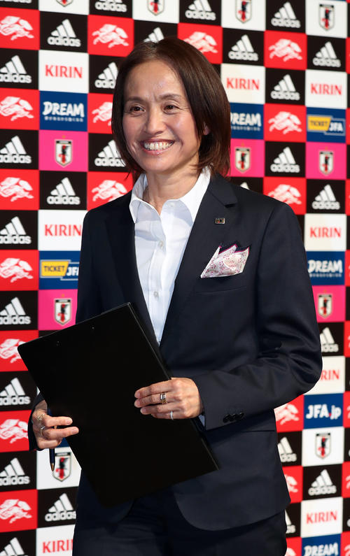 会見を終え、笑顔で引き上げる高倉監督（撮影・大野祥一）
