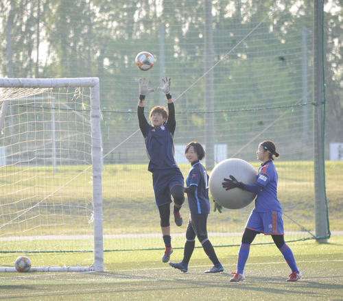 会見後、新潟Lの練習に加わったGK平尾（左）