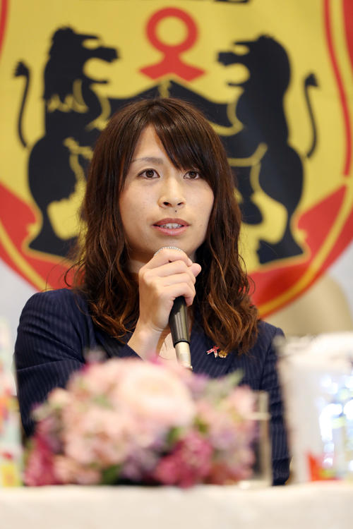 サッカー女子ワールドカップ・フランス大会の代表メンバーに選出され意気込みを語るINAC神戸DF鮫島（撮影・前田充）