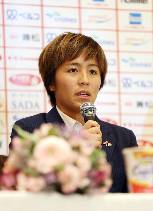 サッカー女子ワールドカップ・フランス大会の代表メンバーに選出され意気込みを語るINAC神戸FW岩渕（撮影・前田充）