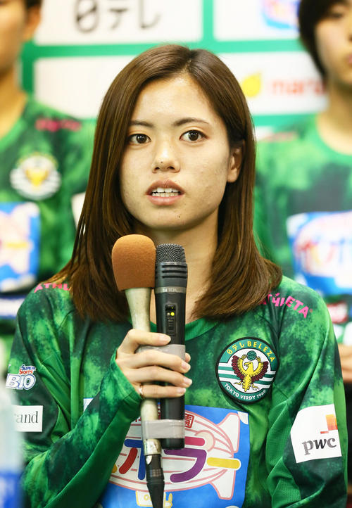 サッカー女子W杯フランス大会のなでしこジャパンに選出され意気込みを語る長谷川（撮影・足立雅史）