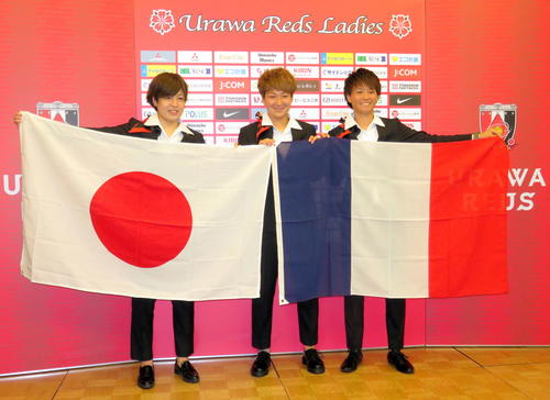 W杯メンバーに選ばれて日本とフランスの国旗を手に並んだ、浦和の左からGK池田、FW菅沢、DF南