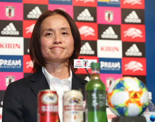 女子W杯フランス大会のメンバーを発表した高倉監督（撮影・大野祥一）