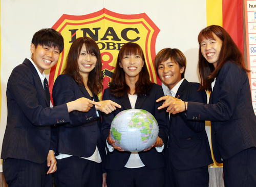 女子W杯の代表メンバーに選出され、地球儀の開催地フランスを笑顔で指さす、INAC神戸の、左から三宅、鮫島、中島、岩渕、杉田（撮影・前田充）