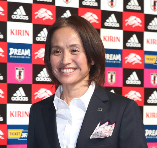 会見を終え、笑顔で引き揚げる高倉監督（撮影・大野祥一）