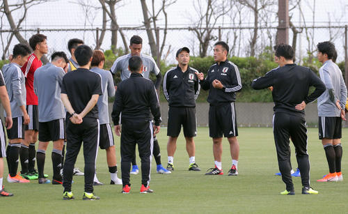 U－20日本代表合宿初日で円陣の真ん中で選手へ指示を出す影山監督（右から3人目）（撮影・松本俊）