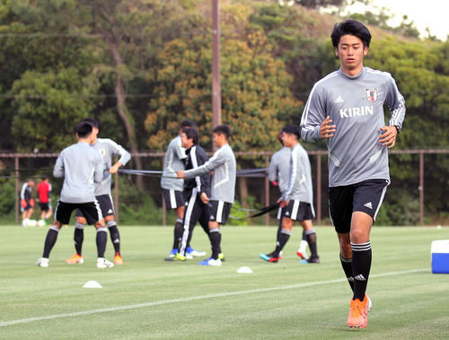 U－20日本代表合宿初日で西川（右）は他の選手とは離れて別調整（撮影・松本俊）