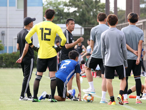 流通経大との練習試合で後半開始前に指示を出す影山監督（中央）（撮影・河野匠）