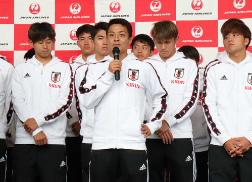 U－20日本代表の成田空港出発セレモニーで、チームを代表してあいさつする主将の湘南MF斉藤未月（撮影・杉山理紗）