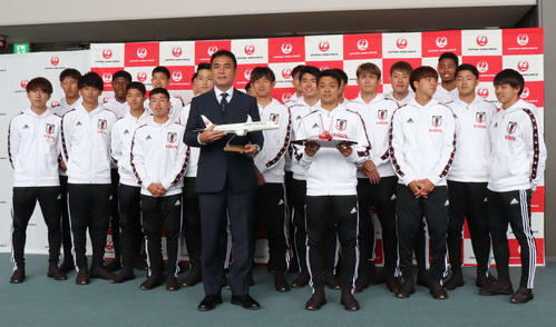 成田空港から出国した影山監督と21人の選手たち（撮影・杉山理紗）