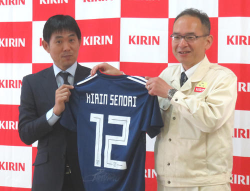 キリンビール仙台工場を視察し、セレモニーでユニホームを贈呈する日本代表森保監督（左）