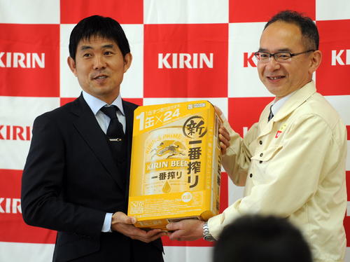 1番を搾り出すぞ！サッカー日本代表監督として初めてキリンビール工場を見学した森保一監督（左）は仙台工場の荒川工場長から缶ビールを贈られる