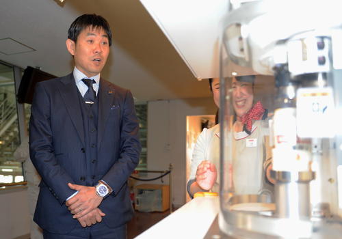 サッカー日本代表監督として初めてキリンビールの工場を見学した森保監督は熱心にビール缶の自動ふた閉め機の説明を受ける