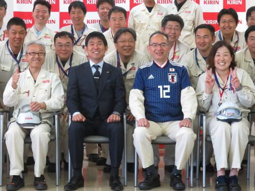 キリンビール仙台工場を視察し、従業員らと記念撮影に応じる日本代表森保監督（前列左から2人目）