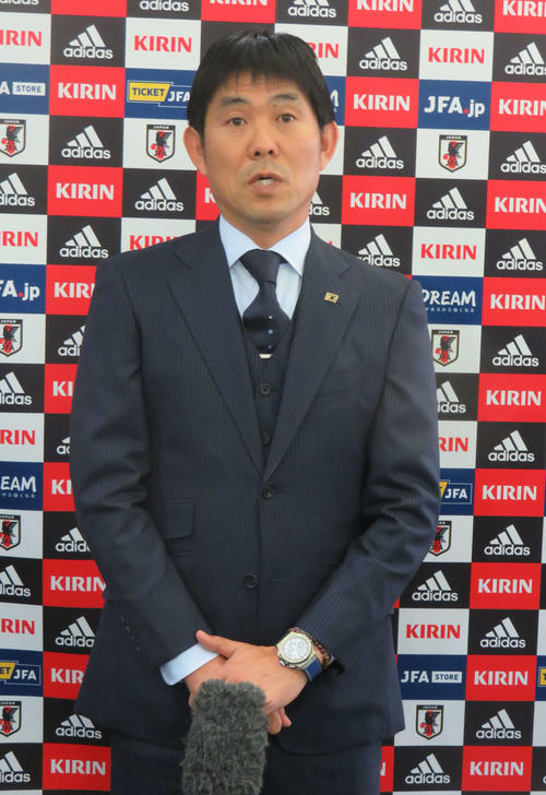 第47回トゥーロン国際大会の日本代表メンバーを発表し、取材に応じる森保監督（撮影・松尾幸之介）