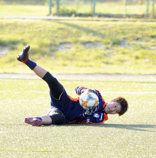 練習でボールをキャッチするGK平尾（撮影・斎藤慎一郎）
