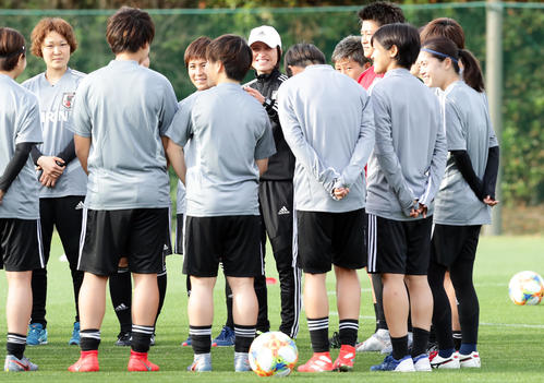 練習前、円陣を組み笑顔で選手に話す高倉監督（中央）（撮影・浅見桂子）