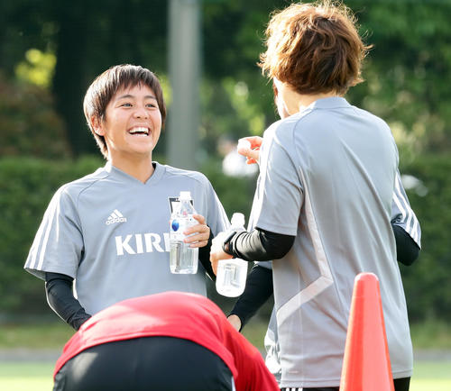 練習前、水を飲みながら和気あいあいとした雰囲気の岩渕（左）と阪口ら（撮影・浅見桂子）