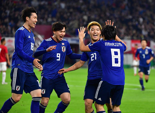 日本対ボリビア　後半、ゴールを決めた中島（右）を祝福する、左へ堂安、南野、鎌田（2019年3月26日撮影）
