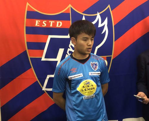 A代表に初招集され、取材対応する久保建（撮影・岡崎悠利）