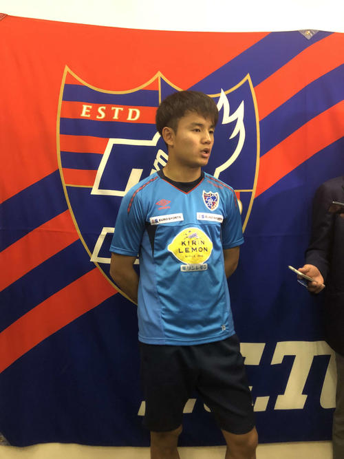 A代表に初招集され、取材対応する久保建（撮影・岡崎悠利）