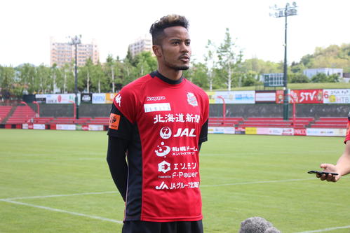 日本代表に選出され、インタビューに応じる札幌FW鈴木（撮影・保坂果那）