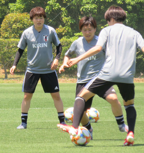 代表合宿2日目の練習を行うDF宮川（左端）（撮影・松尾幸之介）