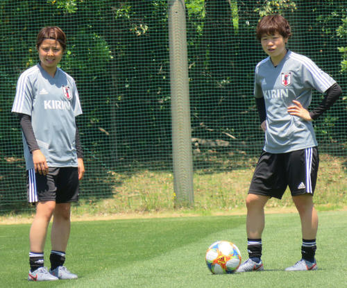 代表合宿2日目の練習を行うDF宮川（右）とMF三浦（撮影・松尾幸之介）
