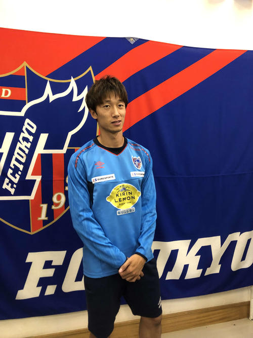 A代表に招集され、取材に対応するDF室屋
