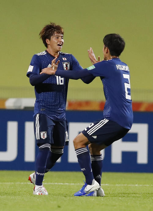 エクアドル戦　後半、ゴールを決めたMF山田康太（左）（ロイター）