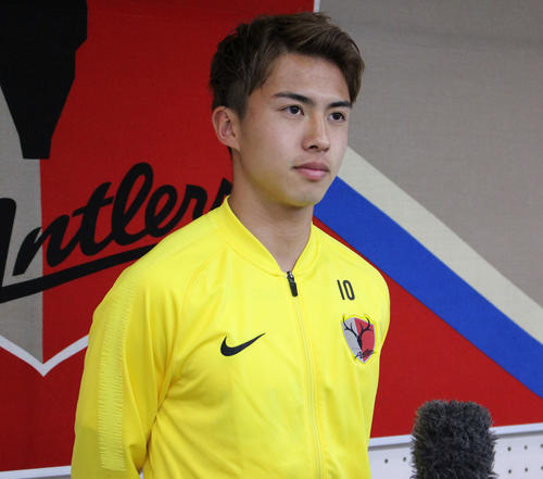 日本代表に初選出され、取材に応じる鹿島FW安部裕葵（撮影・杉山理紗）