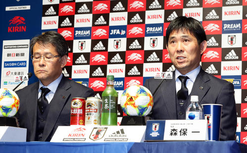 コパアメリカ出場の日本代表メンバー発表で、経緯を話す森保監督（右）と関塚技術委員長（撮影・浅見桂子）
