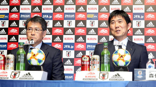 コパアメリカ出場の日本代表メンバー発表で、柔らかい表情で説明する森保監督（右）と関塚技術委員長（撮影・浅見桂子）
