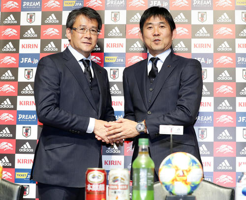 コパアメリカ出場の日本代表メンバーを発表した森保監督（右）と関塚技術委員長は握手（撮影・浅見桂子）