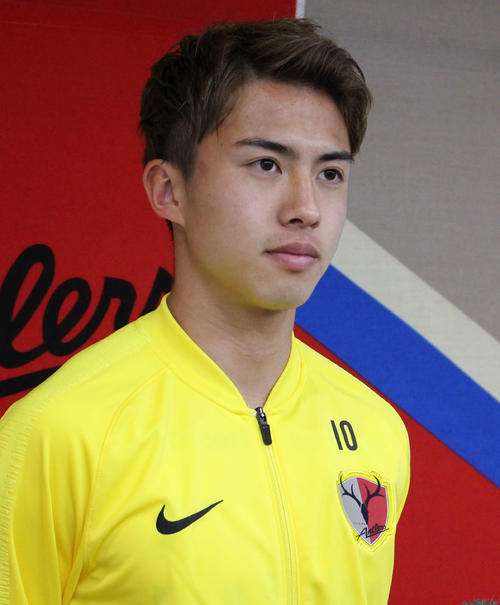 日本代表に初選出され、取材に応じる鹿島FW安部（撮影・杉山理紗）