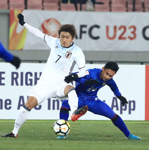 U－23アジア選手権で競り合う原輝綺（左）（2018年1月13日撮影）