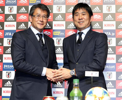 南米選手権出場の日本代表メンバーを発表した森保監督（右）と関塚技術委員長は握手（撮影・浅見桂子）