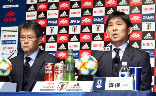 コパアメリカ出場の日本代表メンバー発表で、経緯を話す森保監督（右）と関塚技術委員長（撮影・浅見桂子）