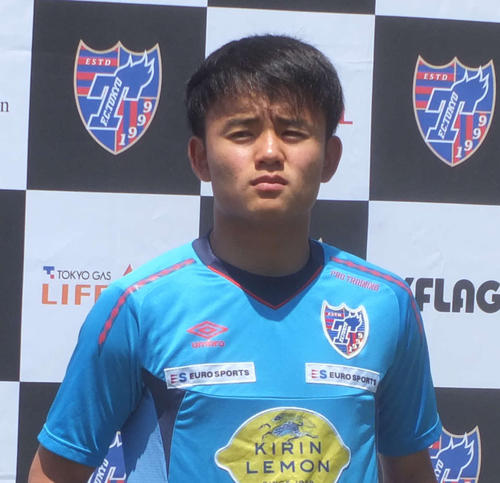 南米選手権に参加する日本代表に選出され、取材に対応する東京MF久保（撮影・岡崎悠利）